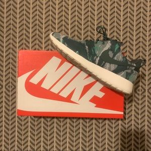 Men’s Nike Rosherun GPX Sneakers.